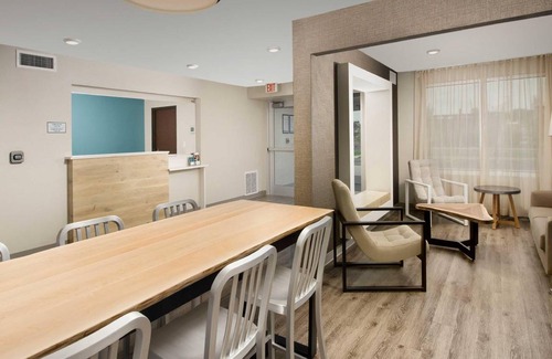 Rochester Hills Hotel | 300 m² Hotel ∙ 127 guests