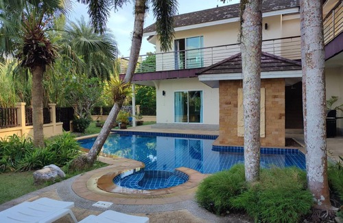 Khuekkhak House | 360 m² House ∙ 4 bedrooms ∙ 12 guests