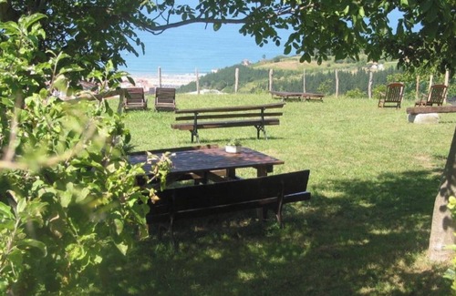 Deba Apartment | Apartment 'Andutz' with Mountain Views, Private Garden and Wi-Fi