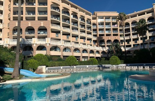 Cannes La Bocca Apartment | Appartement vue mer dans residence avec piscines