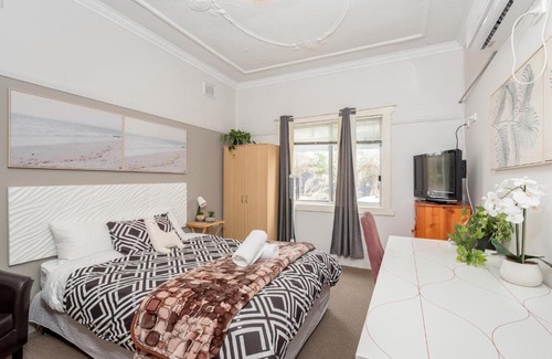 Mascot House | Boutique Private Suite 7 Min Walk to Sydney Domestic Airport - SHAREHOUSE