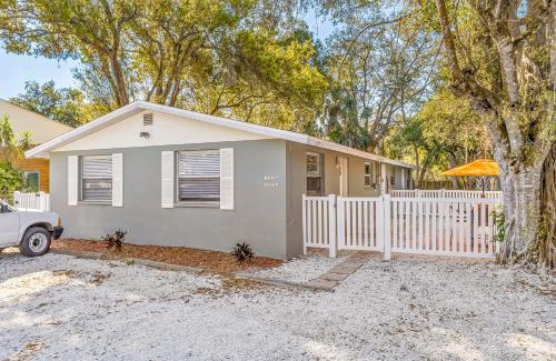 Central Sarasota House | Casa Cocoanut - Entire Property