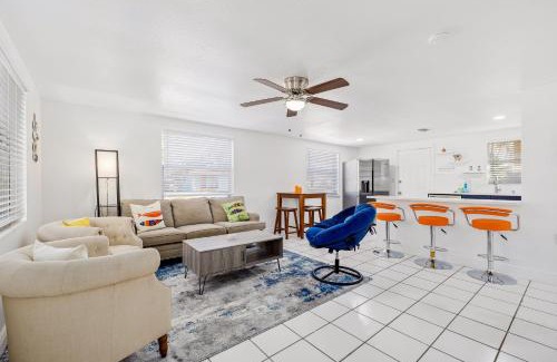 Central Sarasota House | Casa Cocoanut - Entire Property