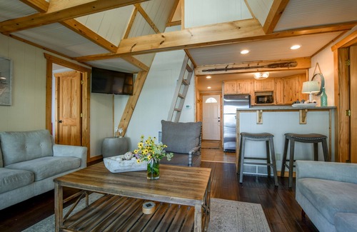 Lodi House | COZY WATERFRONT CABIN, ON SUNSET BAY, LAKE WISCONSIN ! SUMMER AND WINTER FUN !
