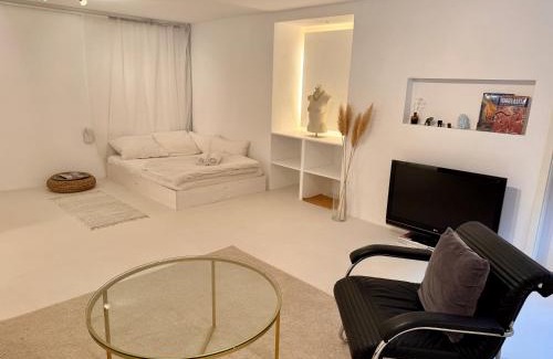 Hasenbergl-Lerchenau Ost Apartment | Eigene Souterrain Keller Wohnung nähe Olympiapark - von privat
