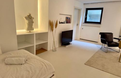 Hasenbergl-Lerchenau Ost Apartment | Eigene Souterrain Keller Wohnung nähe Olympiapark - von privat