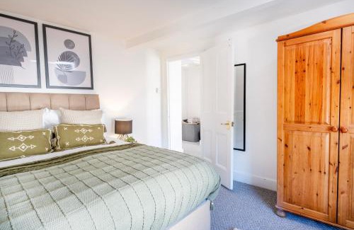 Stroud Apartment | Gloucester Street Nest - 3BR Flat for 6 Guests