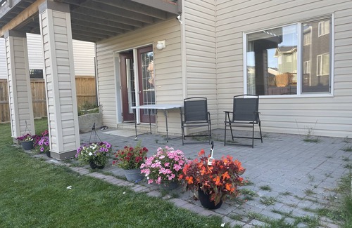 Royal Oak House | Guest suite with private entrance at NW Calgary