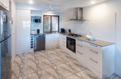 Hamilton Island Apartment | Heliconia Grove 2, Lovely Apartment on Hamilton Island