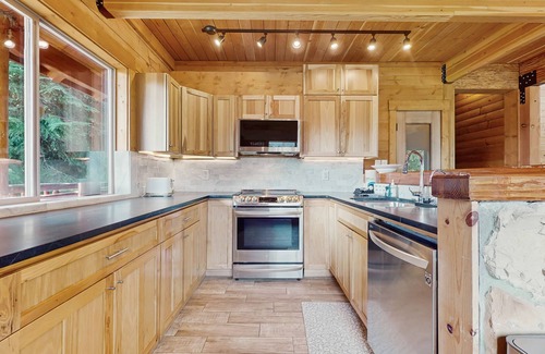 Hyak House | High-end ski-in/ski-out getaway with fast WiFi, large deck & more