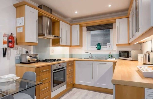 Poole House | Magnolia House - Townhouse in Old Town Poole