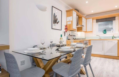 Poole House | Magnolia House - Townhouse in Old Town Poole