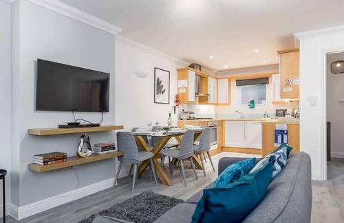 Poole House | Magnolia House - Townhouse in Old Town Poole