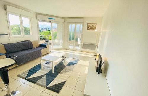 Cannes La Bocca Apartment | T2 Cannes vue dégagée colline, mer à pieds, 4 pax