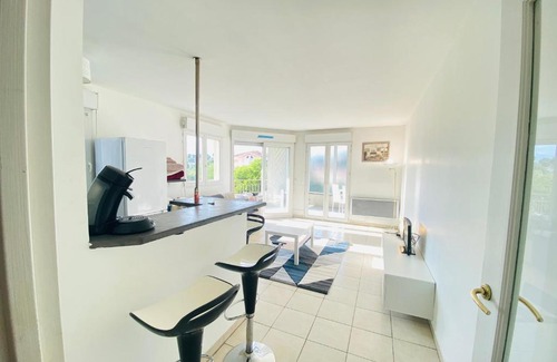 Cannes La Bocca Apartment | T2 Cannes vue dégagée colline, mer à pieds, 4 pax