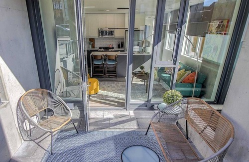 Sunnyside Condo | Vibrant & Modern Condo with Patio near LRT