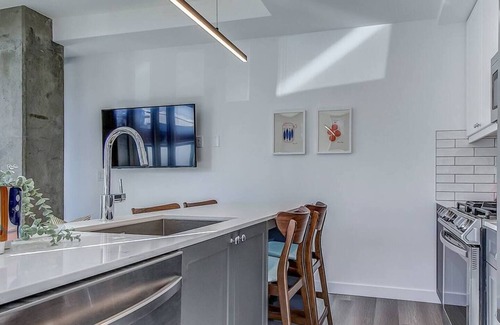 Sunnyside Condo | Vibrant & Modern Condo with Patio near LRT