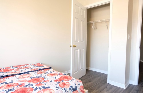 Markham Villa | 位于多伦多万锦第一高中学区房仅步行5分钟，两间带双人床的二楼睡房，家居、家具、厨房、水电气网全包，适合家长陪读也可以包吃住（伙食费另计）寄宿，近商业中心交通便利
