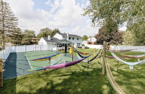 Rochester Hills House | #1 Huge, 2 lvl, 6 Beds, Gated Yard Pickleball+ B-ball Rochester Hills Home