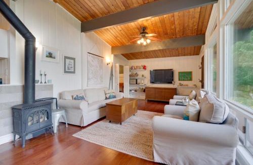 Lummi Island House | 2 Blocks to Puget Sound Beach Lummi Island Home