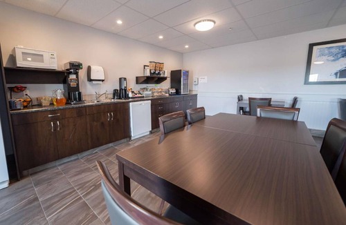 Hardisty Hotel | 200 m² Hotel ∙ 2 bedrooms ∙ 127 guests