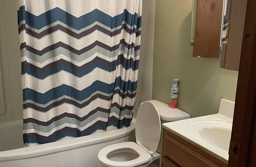 Hardisty Apartment | 3 Bedroom Cozy Apartmentn2 Blocks from Main StreetnPrivate Entrance