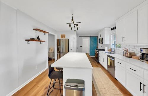 Murray House | 3 Bedrooms 8 Guests Modern Ranch Retreat on Half Acre