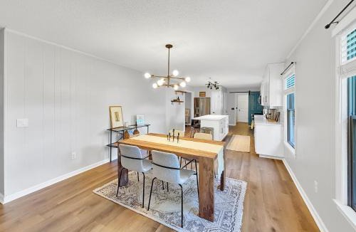 Murray House | 3 Bedrooms 8 Guests Modern Ranch Retreat on Half Acre