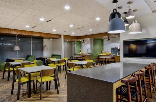 Rochester Hills Hotel | 45 m² Hotel ∙ 127 guests