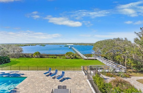Crescent Beach House | 516 m² House ∙ 5 bedrooms ∙ 15 guests