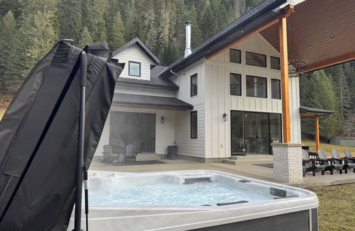 Kooskia Cabin | 6-bedroom cabin on the Selway River with AC, WiFi. Enjoy nature