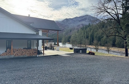 Kooskia Cabin | 6-bedroom cabin on the Selway River with AC, WiFi. Enjoy nature