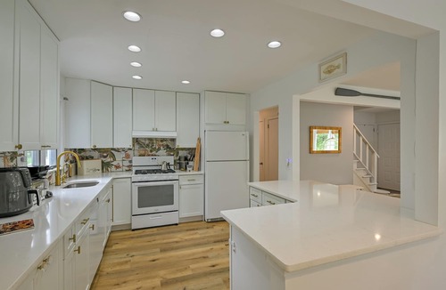Southold House | 6BR, Saltwater Pool, Bocce, Hot Tub, Sauna. Walk to beach, minutes to vineyards!