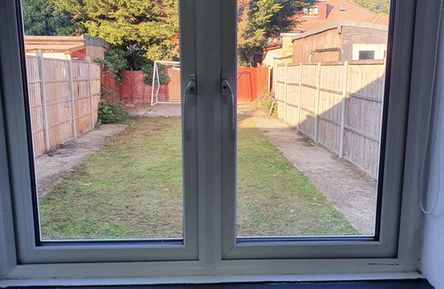 Feltham North House | Amazing 5 Bedroom Home Away From Home