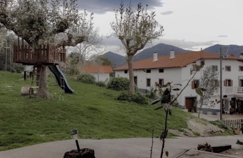 Deba Apartment | Apartment 'Andutz' with Mountain Views, Private Garden and Wi-Fi