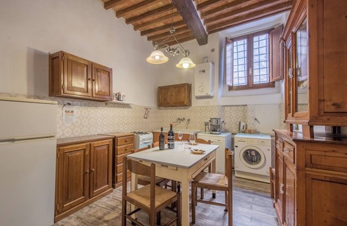 Montepulciano Apartment | Apartment 'Poggiolo' with Lake View & Wi-Fi