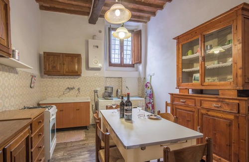 Montepulciano Apartment | Apartment 'Poggiolo' with Lake View & Wi-Fi