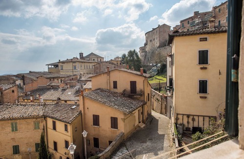 Montepulciano Apartment | Apartment 'Poggiolo' with Lake View & Wi-Fi
