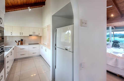 Hamilton Island Apartment | Bella Vista East 9: 2 bedroom oceanview apartment with golf buggy