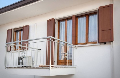Bardolino Apartment | CASA GIRASOLE - for 4 people (plus baby crib), only 100 meters from the lake, parking inclusive