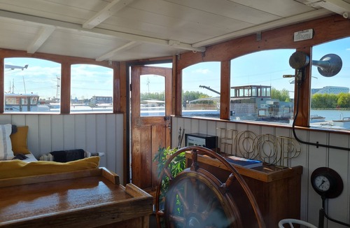 Amsterdam East Boat Rental | Charming captain's cabin on the historic ship De Hoop