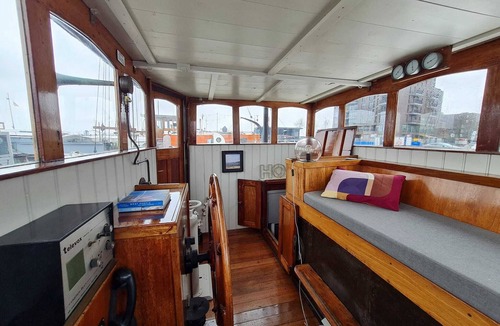 Amsterdam East Boat Rental | Charming captain's cabin on the historic ship De Hoop