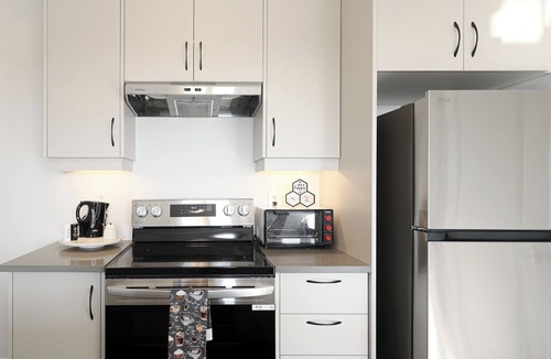 Markham Apartment | 🌟 Charming Coach House with Stunning Pond Views in Markham 🌅 🌊