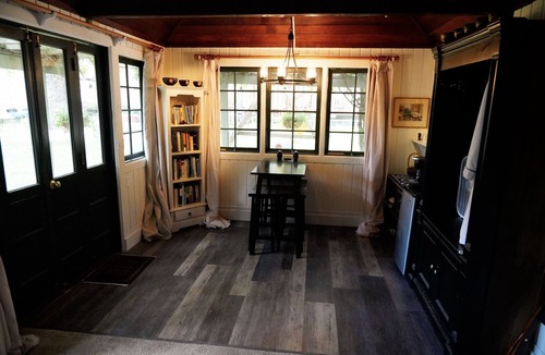 Moscow Cottage | Charming Fort Russell Carriage House - 5 blocks from downtown
