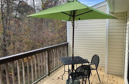 Williamsburg House | Cheerful 2 bedroom townhouse with fireplace