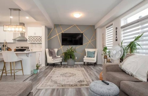 Woodstock House | Comfy 3bed Woodstock Escape Upper Level home with 2nd floor Living Room,AC +more