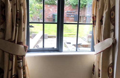 Shipston on Stour Cottage | Cosy Character Grade 2 Listed Cottage with Wood Fired Hot Tub
