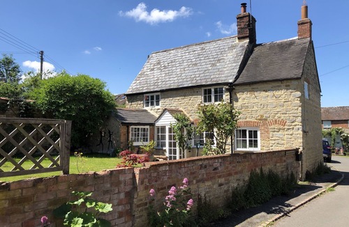 Shipston on Stour Cottage | Cosy Character Grade 2 Listed Cottage with Wood Fired Hot Tub