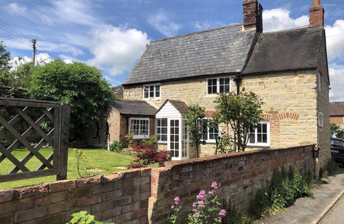 Shipston on Stour Cottage | Cosy Character Grade 2 Listed Cottage with Wood Fired Hot Tub