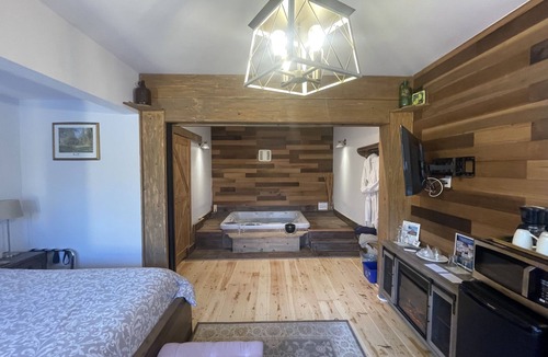 Wolfville Bed & Breakfast | Country Suite - HotTub, KingBd, Downtown